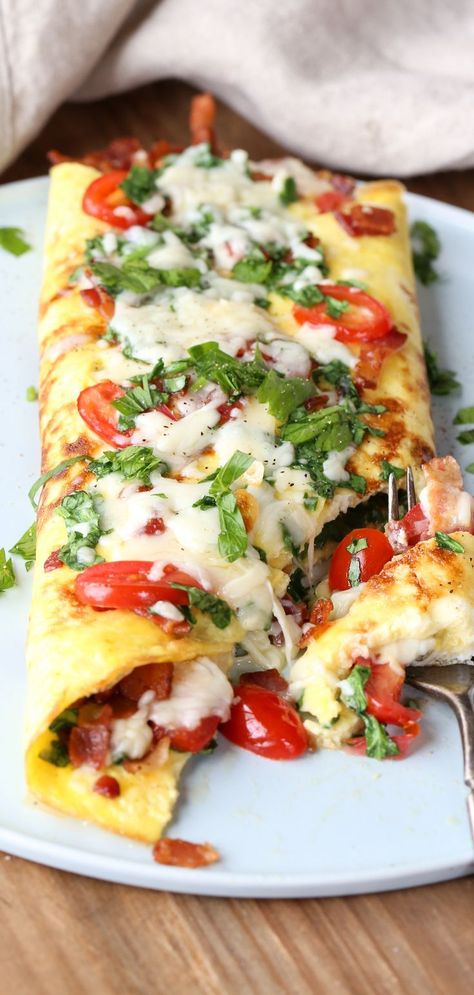 Great breakfast bacon spinach omelette recipe with bacon, cheese, and tomatoes. #omelet #omelette #breakfast Spinach Omelette Recipe, Bacon Recipes Breakfast, Omelette Breakfast, Omlet Recipes, Omelette Recipe Easy, Spinach Omelette, Recipe With Bacon, Breakfast Bacon, Spinach Omelet