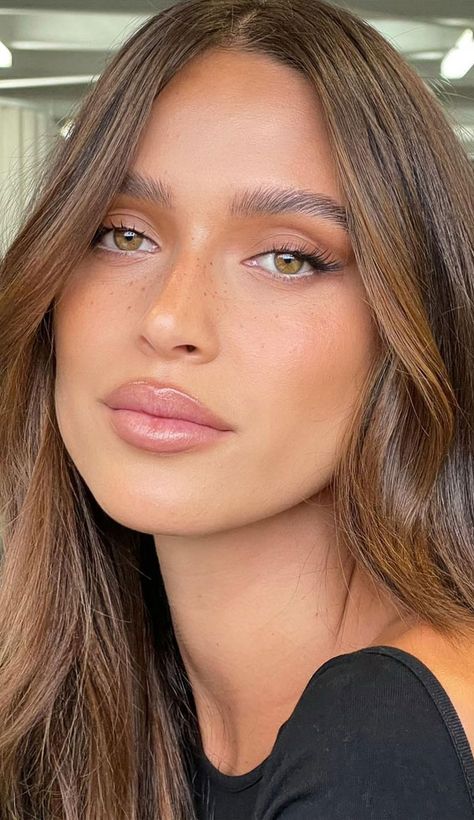 summer makeup look, summer makeup, makeup look, summer makeup trends, sun-kissed makeup look, simple makeup look Daytime Wedding Makeup, Tanielle Jai, Beachy Makeup, Christmas Makeup Ideas, Sunkissed Makeup, Daytime Makeup, Summer Makeup Trends, Freckles Makeup, Beautiful Freckles