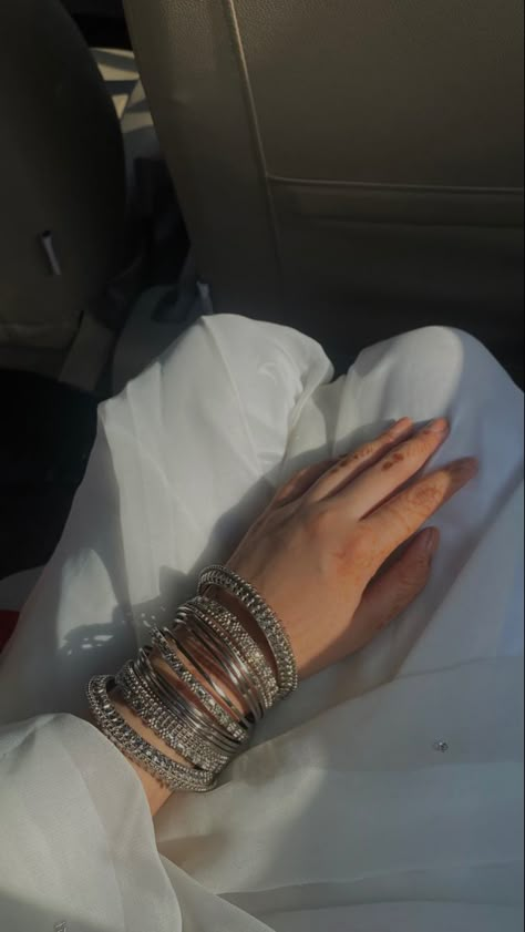 Bangles Asthetic Pic, Aesthetic Bangles, Bangles Aesthetic, Minimalist Accessories Jewellery, Heels Aesthetic, Stylish Short Dresses, Minimalist Accessories, Desi Aesthetic, Desi Fashion Casual