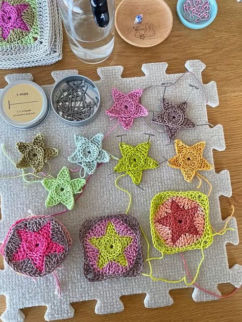 Crochet Starfish Square Pattern and Video - CrochetObjet Star Granny Square, Crochet Starfish, Craft Sale Ideas, Granny Squares Crochet, Crochet Fish, Squares Crochet, Crochet Star, Crochet Stars, Crochet Goodies