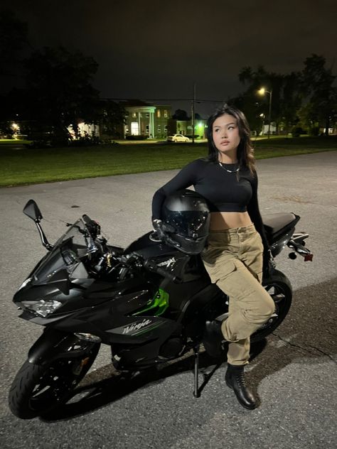 Lesbian Motorcycle Fashion, Biker Fit Women, Motorcycle Ninja 400, Ninja 400 Aesthetic, Motorcycle Women Outfits, Motocycle Woman Outfit, Woman Motorcycle Outfit, Biker Girl Outfits Aesthetic, Biker Woman Aesthetic