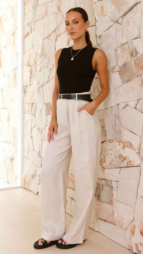 Work Outfits With Sandals, Cream Wide Leg Trousers, European Travel Outfit, Minimalistic Outfits, Look Zara, Semi Formal Outfits, Spring Work Outfits, Travel Outfit Summer, Traje Casual