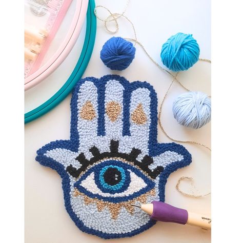 Unleash Your Creative Potential: Explore a World of Exquisite Crochet Patterns! Click Now to Discover Latest Designs 🧵🌈 🐑 Evil Eye Punch Needle, Hamsa Embroidery, Punch Needle Art Ideas, Punch Needle Diy, Punch Pillow, Hand Wall Art, Punch Needle Designs, Punch Needle Projects, Needle Cushion