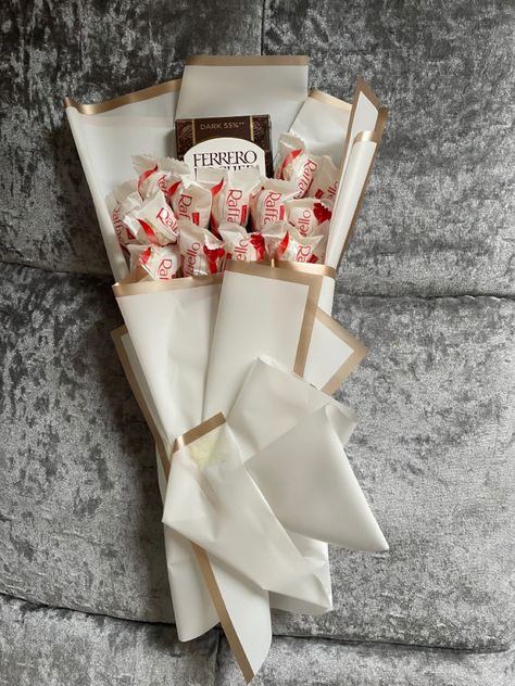 Raffaello Bouquet, Raffaello Recipe, Ferrero Raffaello, Raffaello Chocolate, Dessert Gifts, Men Party, Couple Things, Chocolate Bouquet, Party In A Box