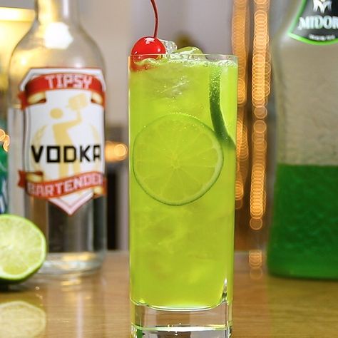 Vodka Drinks Recipes, Vodka Drinks Easy, Classic Vodka Cocktails, Midori Sour, Vodka Cocktails Easy, Vodka Recipes Drinks, Vodka Cocktail, Tipsy Bartender, Vodka Recipes