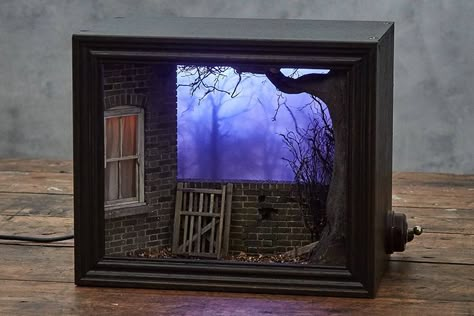 Model Maker Builds Creepy Miniature Scenes Featured Within Shadow Box Dioramas via @laughingsquid Shadow Box Kunst, Shadow Shadow, Hantverk Diy, Wal Art, Miniature Scenes, Train Miniature, Wood Window, The Art Of Storytelling, Broken Window