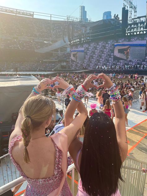 Taylor Swift Concert Instagram Pictures, Eras Tour Poses With Friends, Taylor Swift Swiftie, Eras Tour With Friends, Swiftie Besties, Eras Tour Inspo Pics, Swifties Aesthetic, Eras Tour Picture, Taylor Swift Concert Photos