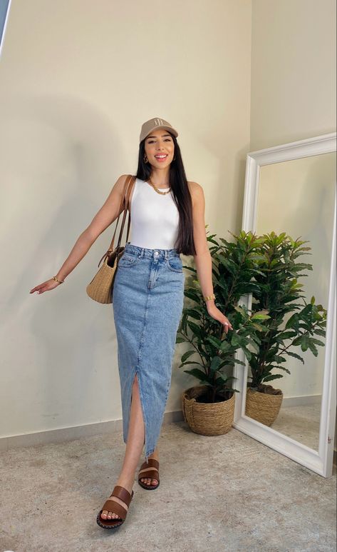 Denim Midi Skirt Outfit Trainers, Midi Jean Skirt Outfits Street Styles, Long Denim Skirt Outfit Casual, Long Jeans Skirt Outfit Summer, Cute Long Skirt Outfits For Summer, Black Denim Midi Skirt Outfit Summer, Pencil Skirt Outfits Casual Summer, Summer Jean Skirt Outfits, How To Style Midi Denim Skirt