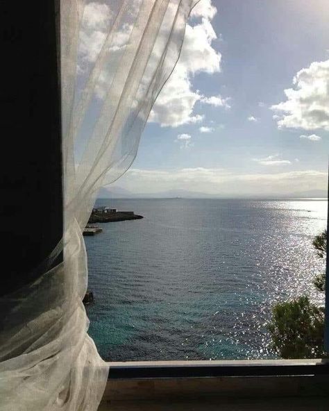 Houses By The Beach, Trending Pins, Window View, Through The Window, Sky Aesthetic, Green Aesthetic, Beautiful Photography, Summer Aesthetic, Ocean View