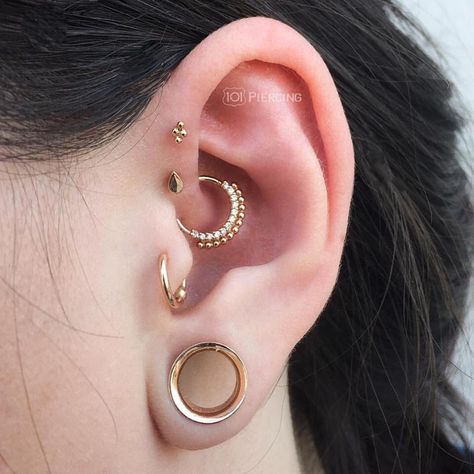 Guages With Earring, 0g Gauges, Ear Scape, Piercing Styles, Unique Piercing, Gauged Ears, 00 Gauges, Helix Piercings, Septum Piercings