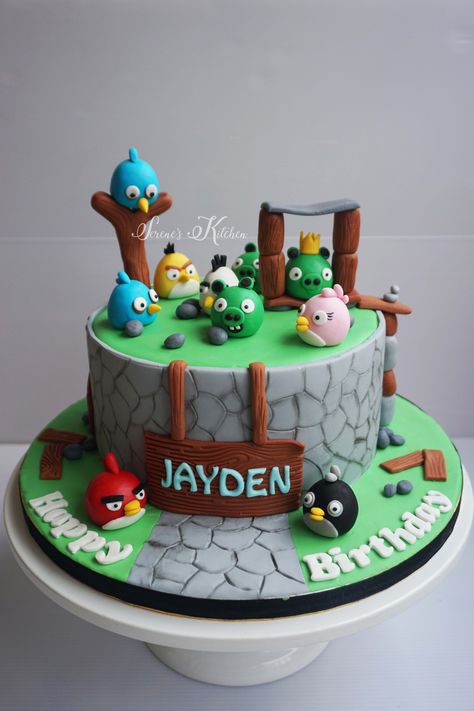 Angry bird cake by @serenesskitchen Angry Birds Printables, Angry Bird Cake, Birds Cake, Angry Birds Cake, Bird Cake, Angry Birds Party, Cake Models, Elephant Cakes, Creative Food Art