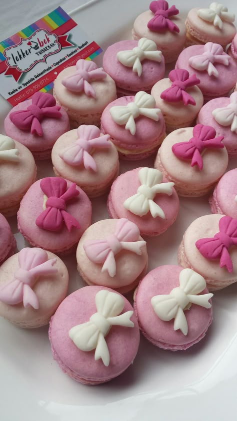 Pink And White Macarons, Coquette Macarons, Pink Macarons Aesthetic, Barbie Macarons, Pink Bow Cookies, White And Pink Birthday Theme, Pink Deserts, Birthday Macarons, Mini Macarons