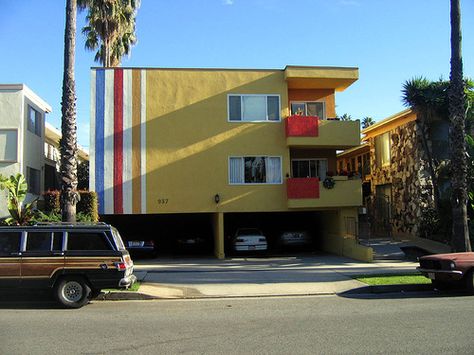 yellow dingbat Dingbat Apartment, Park Diorama, Socialist Architecture, West Hollywood Apartment, Oasis Springs, Retro Apartment, Facade Ideas, Los Angeles Apartments, Apartments Exterior