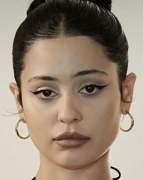 maddy perez make up 90s make up Black Makeup Looks, Silver Eyeliner, Maddy Perez, Brown Girls Makeup, Kawaii Makeup, Smink Inspiration, Brown Makeup, Dope Makeup, Nude Makeup