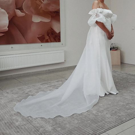 Organza wedding cape #weddingseparates #wedding Organza Cape, Mini Wedding Dress, Dress Organza, Wedding Dress Organza, Mini Wedding Dresses, Wedding Photo Shoot, Organza Wedding, Wedding Cape, Bridal Cape