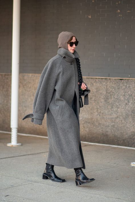 Minimal Fall Fashion, Fall 23 Fashion Trends, Gray Coat Outfit, Winter Trends 2023, Coat Outfit Women, Cool Winter Outfits, Oversized Coat Outfit, Winter Street Fashion, Nyc Street Style Fall