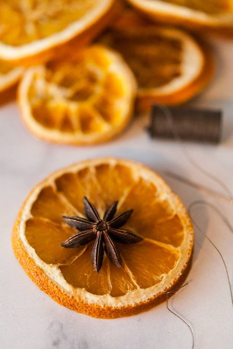 How to Make Dried Citrus Christmas Ornaments Potpourri Recipe, Orange Pomanders, Deco Orange, Orange Ornaments, Simmering Potpourri, Fruit Crafts, Pomander Balls, Potpourri Recipes, Orange Clove