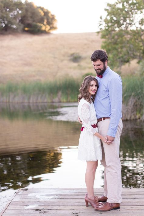 Love the height different, tall groom, short bride! Tall Boyfriend Short Girlfriend, Tall Boyfriend, Short Couples, Short Bride, Height Difference, Couple Poses Reference, Pose Fotografi, Cute Couple Quotes, Engagement Poses