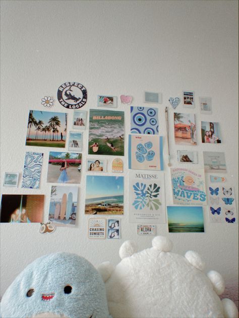 #room #collage #beach #surf #roomtour #aesthetic #apartment Surf Inspired Room, Beach Dorm Aesthetic, Summer Beach Bedroom Ideas, Room Ideas Aesthetic Beach Vibe, Beach Dorm Decor, Room Ocean Aesthetic, Room Decor Beach Aesthetic, Beach Summer Room Aesthetic, Beach Theme Dorm Room Ideas