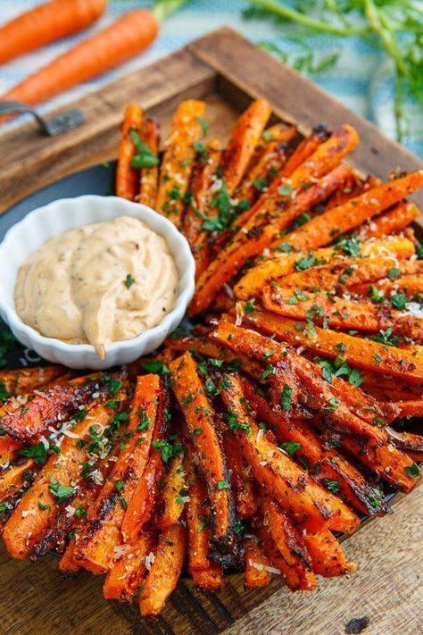 Parmesan Roasted Carrot Fries #Keto-FriendlyAppetizersLowinCarbs Roasted Carrot Fries, Fries Healthy, Healthy Foods To Make, Carrot Fries, Roasted Carrot, Healthy Food Habits, Veggie Snacks, Lost 100 Pounds, Spicy Snacks