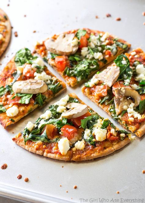 Share Tweet Pin Mail These Spinach and Feta Pita Pizzas are a great appetizer or even filling enough for a meal. Only 350 calories ... Healthy Pita Recipes, Pita Bread Pizza, Pita Pizza, Pita Recipes, The Girl Who Ate Everything, Pan Pita, Pita Pizzas, Spinach Feta, Healthy Pizza