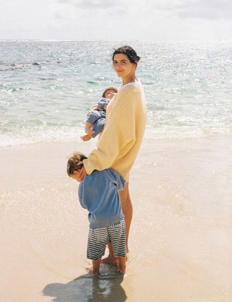 Beach Photo Aesthetic, Photo Shoot Aesthetic, Mother Baby Photography, Family Beach Portraits, Green Mountains, Mum Fashion, Beach Family Photos, Beach Portraits, My Everything