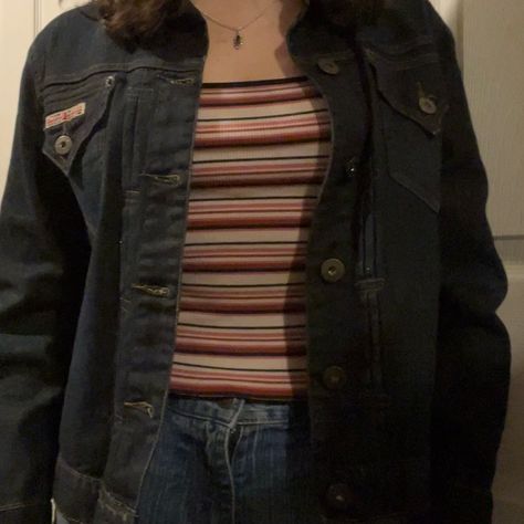 Womens Jean Jacket Outfit, Fall Outfits Jean Jacket, Downtown Girl Jacket, Downtown Essentials, Dark Blue Outfits, Downtown Girl Fits, Early 2010s Fashion, Androgynous Outfits, Jean Jacket For Girls