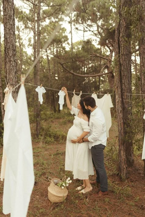 Maternity Photography Gender Neutral, Pregnant Photo Session Ideas, Wholesome Maternity Shoot, October Maternity Shoot Ideas, Earth Maternity Shoot, Unconventional Maternity Shoot, Fall Themed Maternity Photoshoot, Maternity Photography Backyard, Maternity Photography Rustic