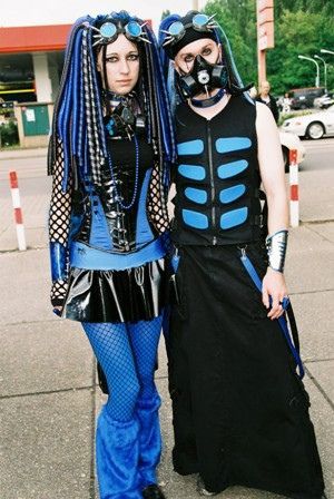 Cybergoth fashion combined both rave and goth fashion to create a new blend of styles. Emphasizes both neon colors of rave fashion and the traditional black of goth fashion. Cybergoth Outfits, Cyberpunk Mode, Goth Couple, Neon Goth, Cybergoth Fashion, Cybergoth Style, Goth Outfit Ideas, Goth Outfit, Goth Subculture