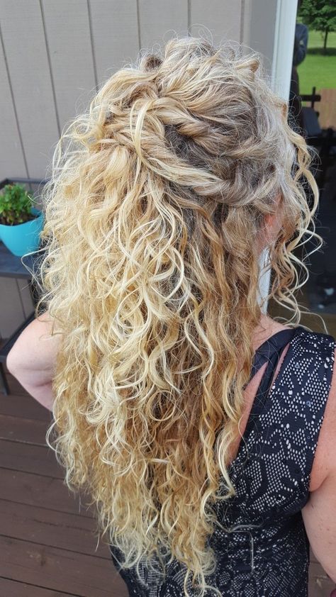 Wavy Curly Half Up Half Down, Bridesmaid Half Up Half Down Hair Naturally Curly, Half Updo Curly Hairstyles, Wedding Hair Down Curly Natural, Natural Curly Hair Half Up, Curly Hair Styles Updo Half Up, Hairstyle Curls Wedding, Half Updo Curly Hair Natural, Natural Curl Half Up Half Down Wedding