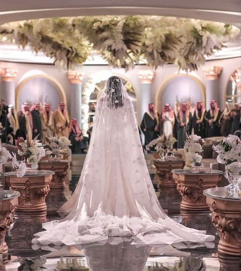 Khaleeji Wedding, Wedding Arab, Classy Weddings, Arabian Wedding, Arabic Wedding Dresses, Wedding Classy, Iconic Weddings, Wedding Backdrop Design, Arab Wedding