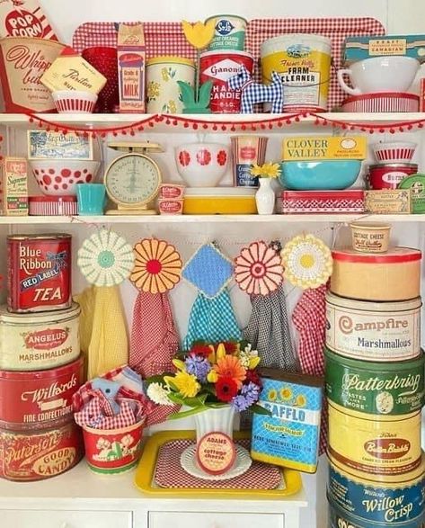 Kitsch Kitchen Decor, Vintage Pyrex Display, Kitchen Shelfie, Trendy Kitchen Decor, Pyrex Display, Kitsch Kitchen, Barn Kitchen, Instagram Kitchen, Vintage Thermos