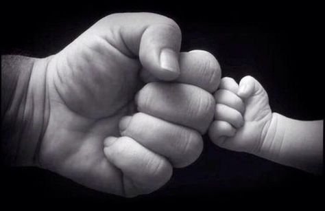 Classic @PardueSuzanne #photo #photography #family ..best fist pump pic! @WordPaintMedia @BeautifulPress Photo Bb, Foto Newborn, Baby Fotografie, Fist Bump, Foto Tips, Foto Baby, Newborn Shoot, Jolie Photo, Newborn Pictures