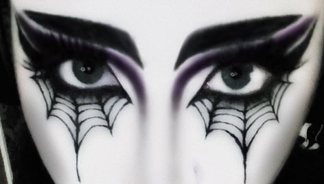 Gothic Makeup For Hooded Eyes, Trad Goth Makeup Looks, Trad Goth Makeup Template, Trad Goth Eye Makeup, Colorful Goth Makeup, Goth Halloween Makeup, Purple Goth Makeup, Spider Web Eyeliner, Traditional Goth Makeup