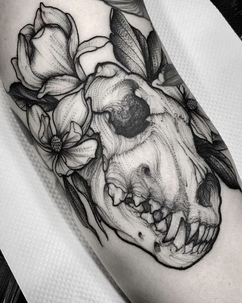 Skull flower tattoo The New black - SP Instagram: @jubba.oliveira Dog Skull Tattoo, Skull Flower Tattoo, Skull Dog, Dog Skull, Dot Tattoos, Skull Flower, Skull Tattoo Design, Tattoo Illustration, Flower Skull