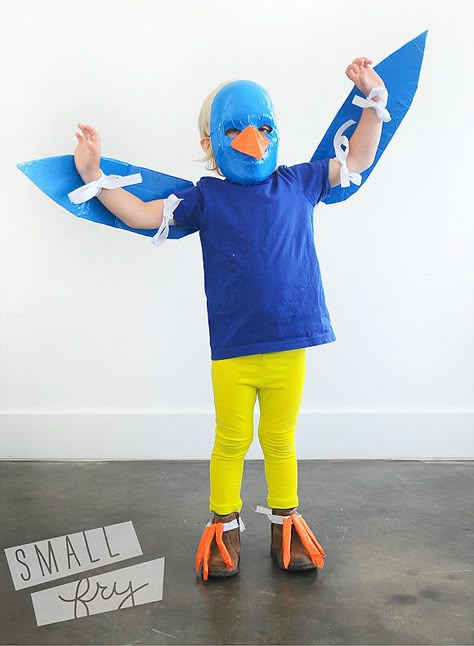 DIY Duct Tape Bird Costume for Kids Bird Diy, Halloween Fest, Bird Costume, Diy Halloween Costumes For Kids, Small Fry, Handmade Charlotte, Costume Tutorial, Diy Halloween Costumes Easy, Diy Halloween Costume