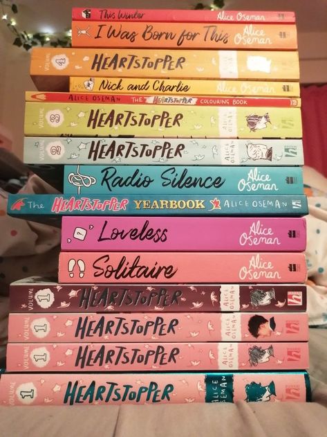 Heartstopper Book, Stack Books, Gay Outfits, Katt Grejer, Lgbt Book, Man Gay, Nick And Charlie, Queer Books, Rainbow Order