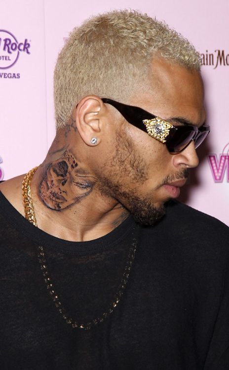 Brown's camp insists that his new neck tattoo is, in fact, a sugar skull, associated with the Mexican celebration of Day of the Dead. But that didn't quell the firestorm (and mocking meme-storm) that erupted over the ink, which, to many at first glance, appears to resemble a beautiful woman's bruised face. Chris Brown Tattoos, Chris Brown Neck Tattoo, Rihanna Name, Brown Tattoos, Rihanna Tattoo, Chris Brown And Rihanna, Chris Brown Wallpaper, Chris Brown Pictures, Trey Songz