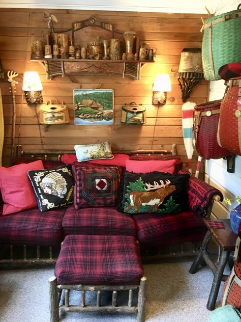 Cowboy Bunkhouse, Cozy Cabin Living Room, Tiny Cabins Interiors, Lodge Style Decorating, Cabin Living Room Decor, Maine Cabin, Retro Cabin, Vintage Cabin Decor, Lodge Aesthetic