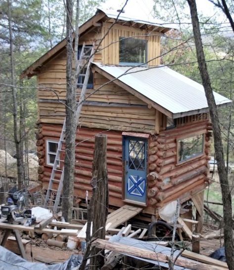 Woman gives tour of beautiful log tiny cabin she built herself on $5k budget Tiny Rustic Cabin, Tiny Log Cabin, Wood Log Crafts, Arched Cabin, Rustic Lake Houses, Diy Tiny House, Lake Houses, Shed To Tiny House, House Shed