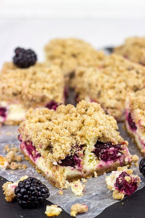 Blackberry Cheesecake Bars | Tasty dessert bar featuring summer berries! Blackberry Cheesecake Bars, Blackberry Cheesecake, Cheesecake Oreo, Easy Gluten Free Desserts, Homemade Snickers, Easy No Bake Desserts, Strawberry Desserts, Cheesecake Bars, Desert Recipes