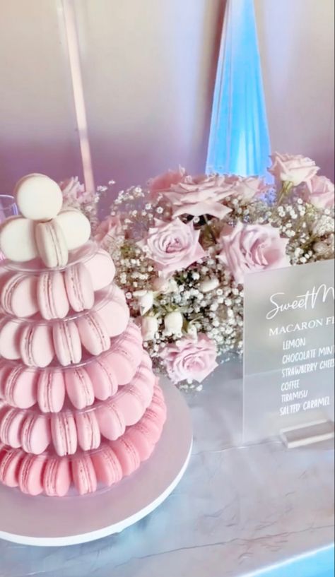 Macaron Table Display, Macaroon Display Ideas, Cakes With Macarons, Macaron Stand, Macaroon Tower, Shower Baskets, Pink Macarons, Pink Macaroons, Sweet 16 Party Decorations