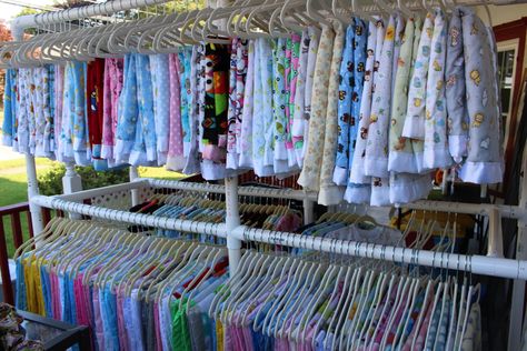 Craft Show Blanket Display, How To Display Blankets At A Craft Fair, Blanket Display Ideas, Yard Sale Clothes Rack, Yard Sale Clothes, Blanket Business, Clothing Booth, Popup Display, Ceiling Display