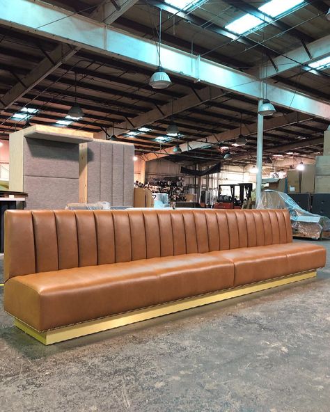 Booth Seating Restaurant, Banquette Restaurant, Modern Banquette, Banquette Seating Restaurant, Restaurant Banquette, Curved Banquette, Restaurant Booth Seating, Banquette Ideas, Leather Banquette