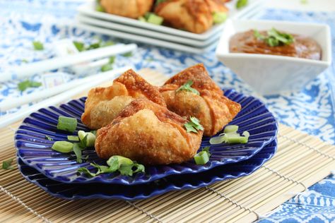 Easy to make and totally game day worthy, Chicken Pad Thai Wontons are the BEST tailgating snack ever. Perfectly portable and can be made in advance. Bed Kind, Crab Wontons, Wonton Recipe, Fish Meals, Tailgate Snacks, Chicken Pad Thai, Wonton Recipes, Asian Inspired Recipes, Asian Flavors