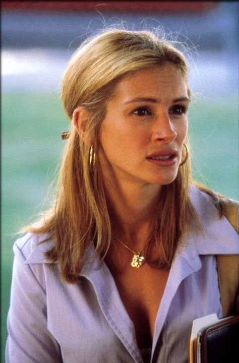 Julia Roberts Blonde Hair, Blonde Julia Roberts, Erin Brockovich Outfits, Julia Roberts Style 90s, Julia Roberts Blonde, Julia Roberts Erin Brockovich, Julia Roberts Notting Hill, Julia Roberts 90s, Julia Roberts Hair