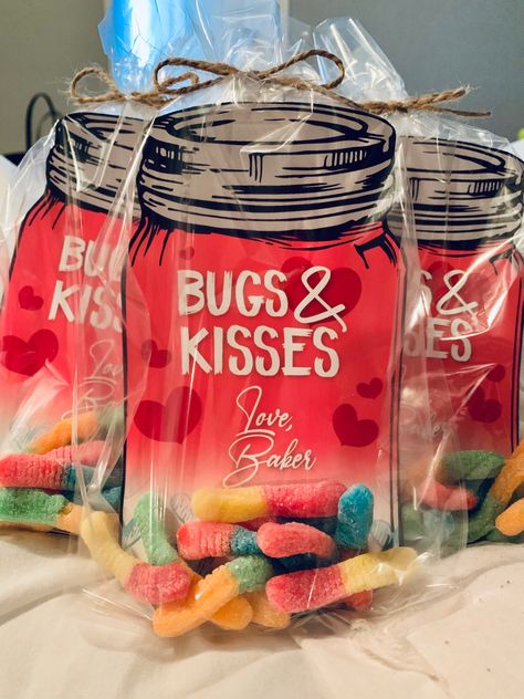 Jello Valentines Kids, Valentine Glass Jar Ideas, Gummy Worm Valentine Free Printable, Gummy Worm Valentine, Candy Mason Jar Ideas Valentines Day, Halloween Bugs, Bugs And Kisses, Kids Treats, Kids Treat