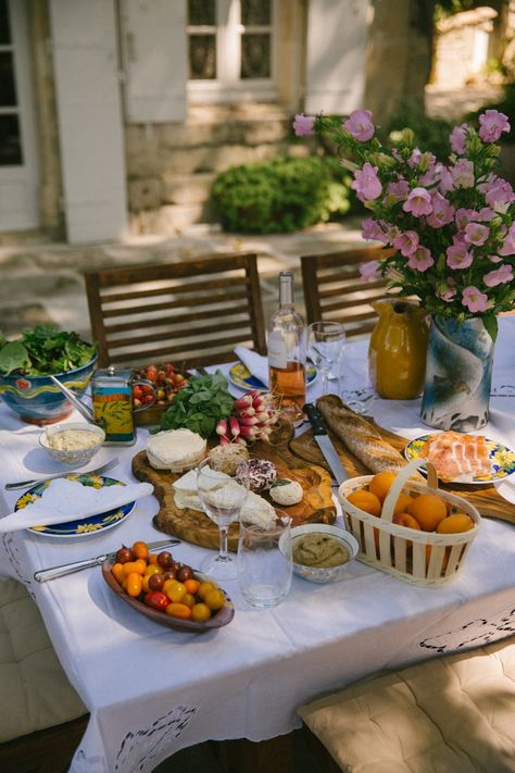 Pinic Food, Dinner Table Design, Ideas Picnic, Picnic Photography, Food Picnic, Aesthetic Picnic, Picnic Aesthetic, Dinner Party Summer, Picnic Ideas