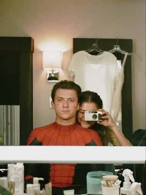 Mode Zendaya, Spider Men, Tom Holland Zendaya, Zendaya Coleman, Movie Couples, Film Aesthetic, Peter Parker, Best Couple, Cute Couple Pictures