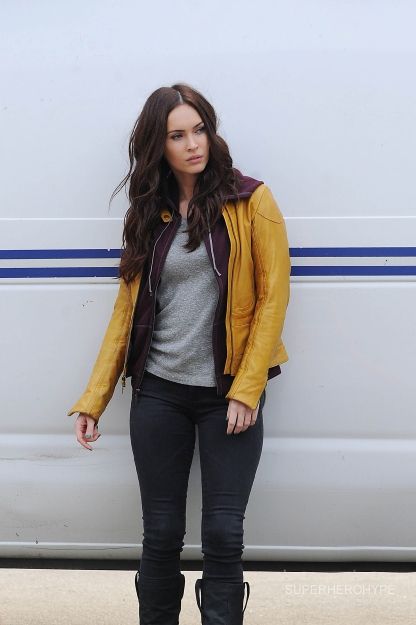 First Look At Megan Fox As April O'Neil In TMNT Movie - TMNT <3 Megan Fox Outfits, Maggie Rhee, Megan Fox Style, Piper Perabo, Chic Trousers, Outdoor Outfits, Megan Denise Fox, Fox Baby, Trendy Winter